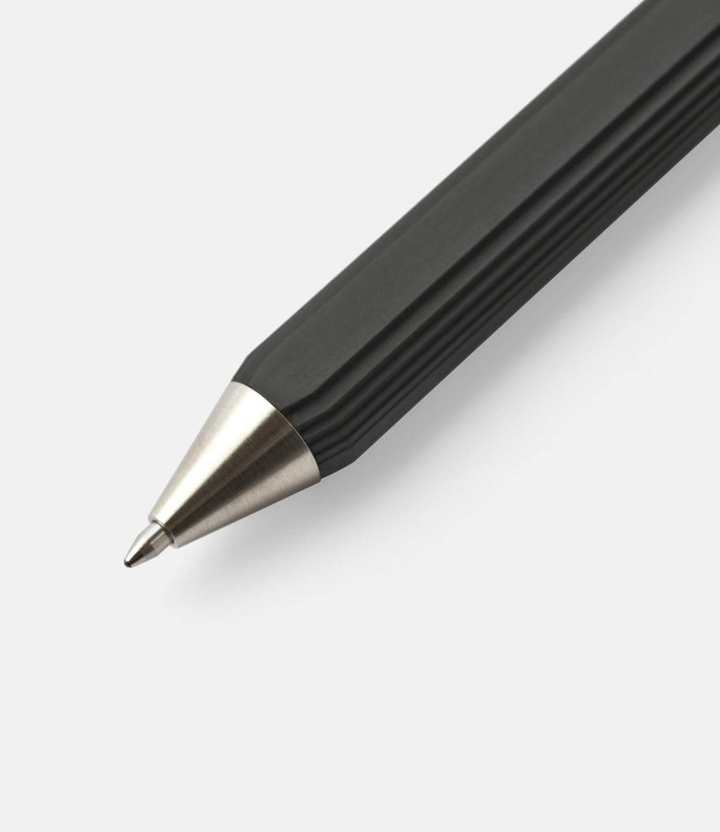 22 Studio Contour Ballpoint Pen Dark Grey — ручка из бетона