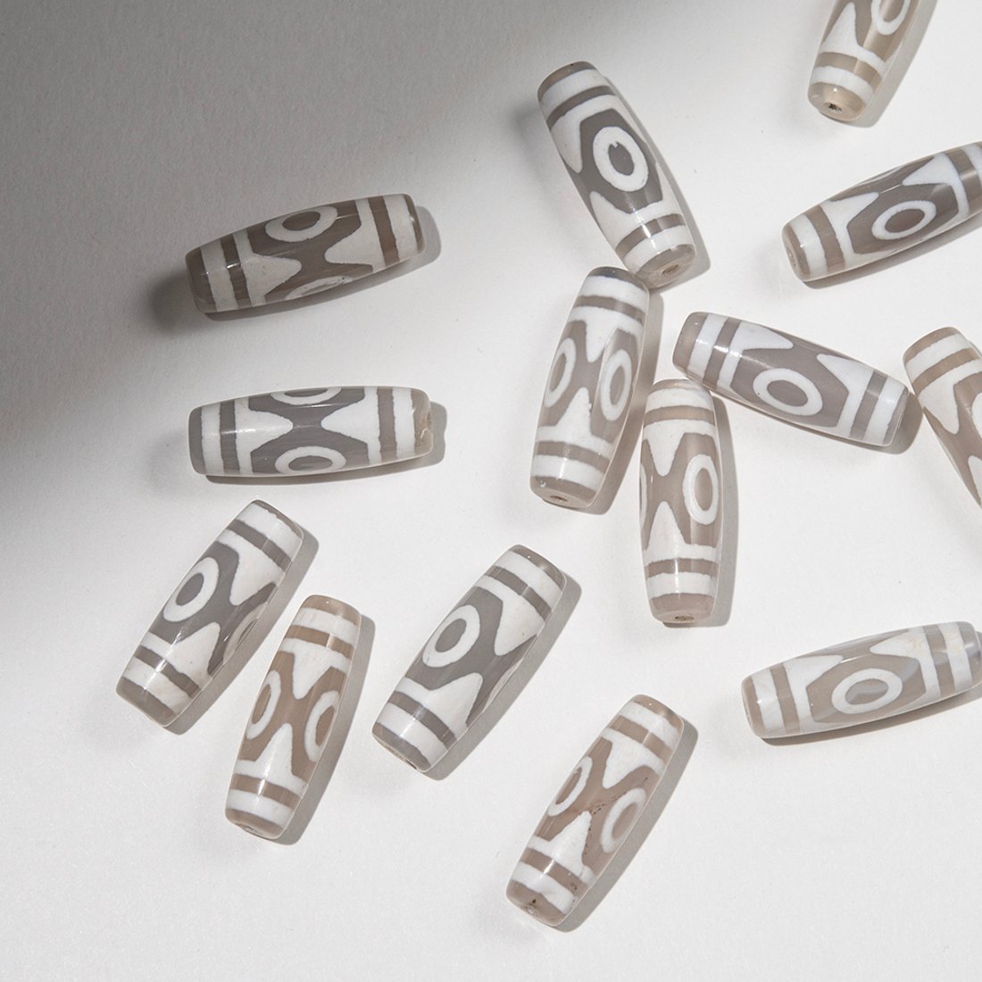 Бусина Дзи "Три глаза" из агата, 29,5*10,5мм, белый