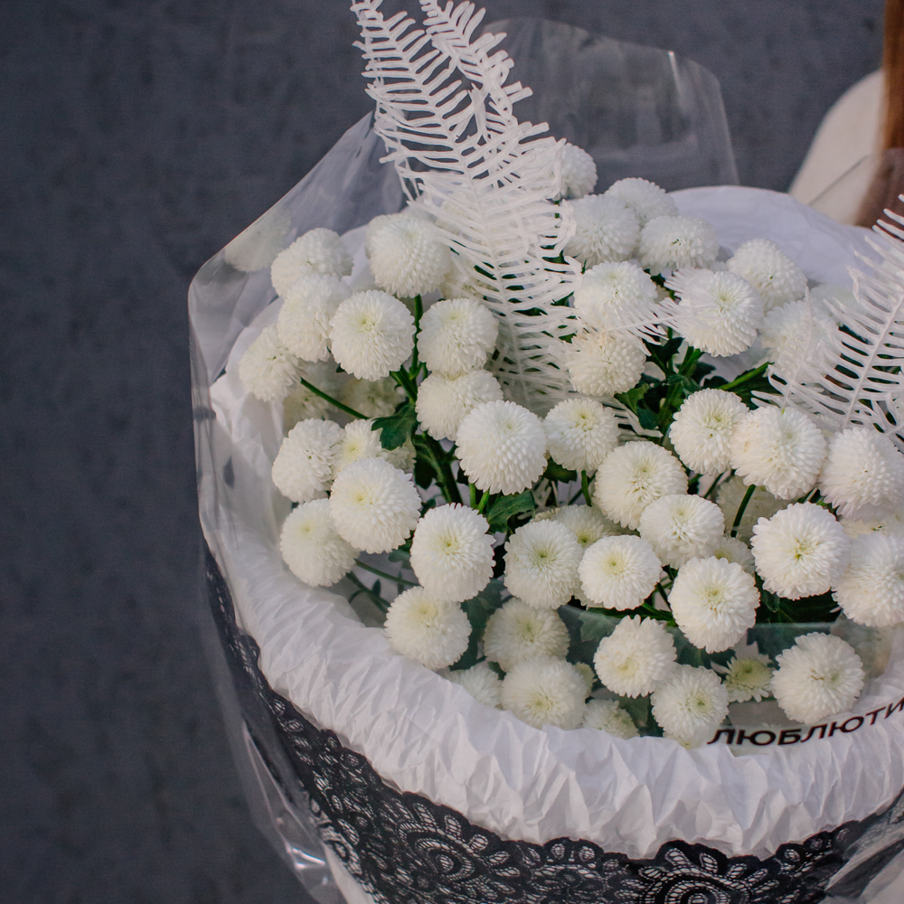 114. Кружевной букет с хризантемой Ньютон