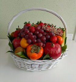 Корзина с сезонными фруктами