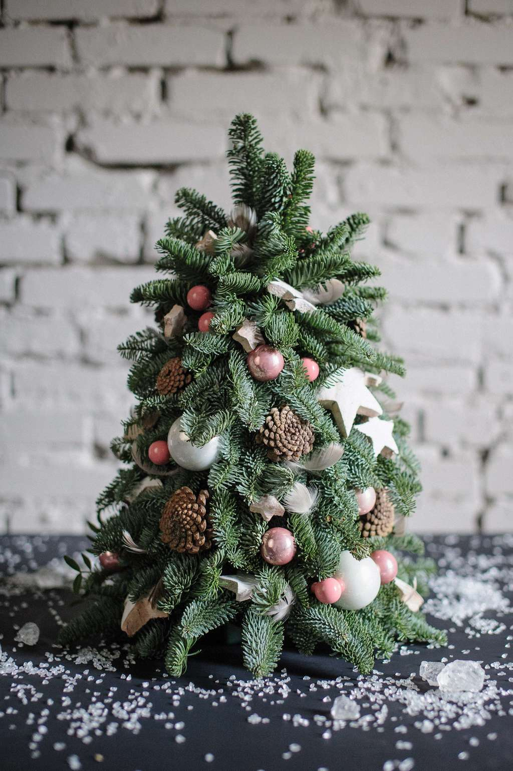 Новогодняя композиция Ёлочка в бело-розовом