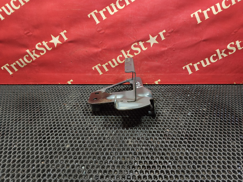 Кронштейн бампера левый 2020г