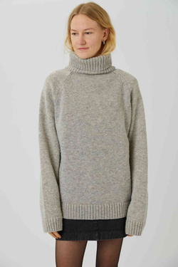 Свитер с горлом из шерсти светло-серого цвета