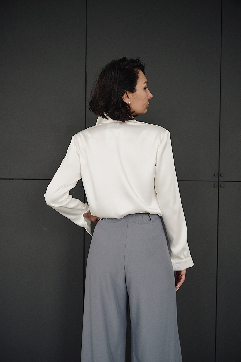 Блуза из обнимающего шелка в жемчужном