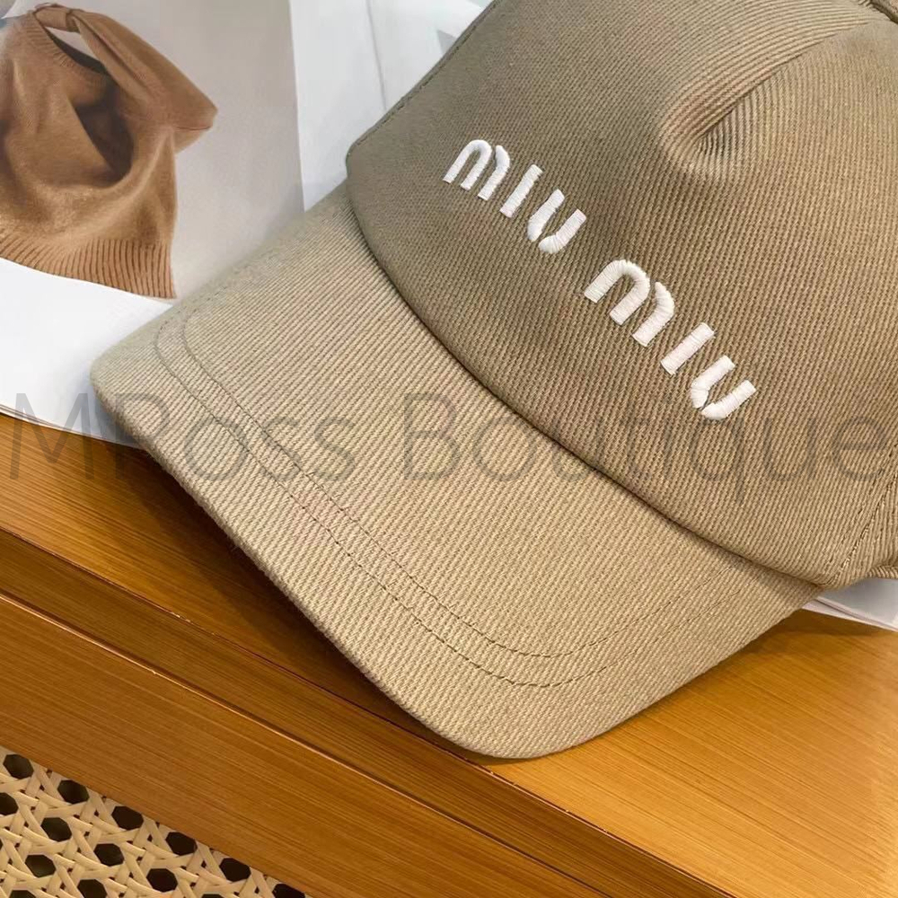 Бежевая бейсболка Miu Miu