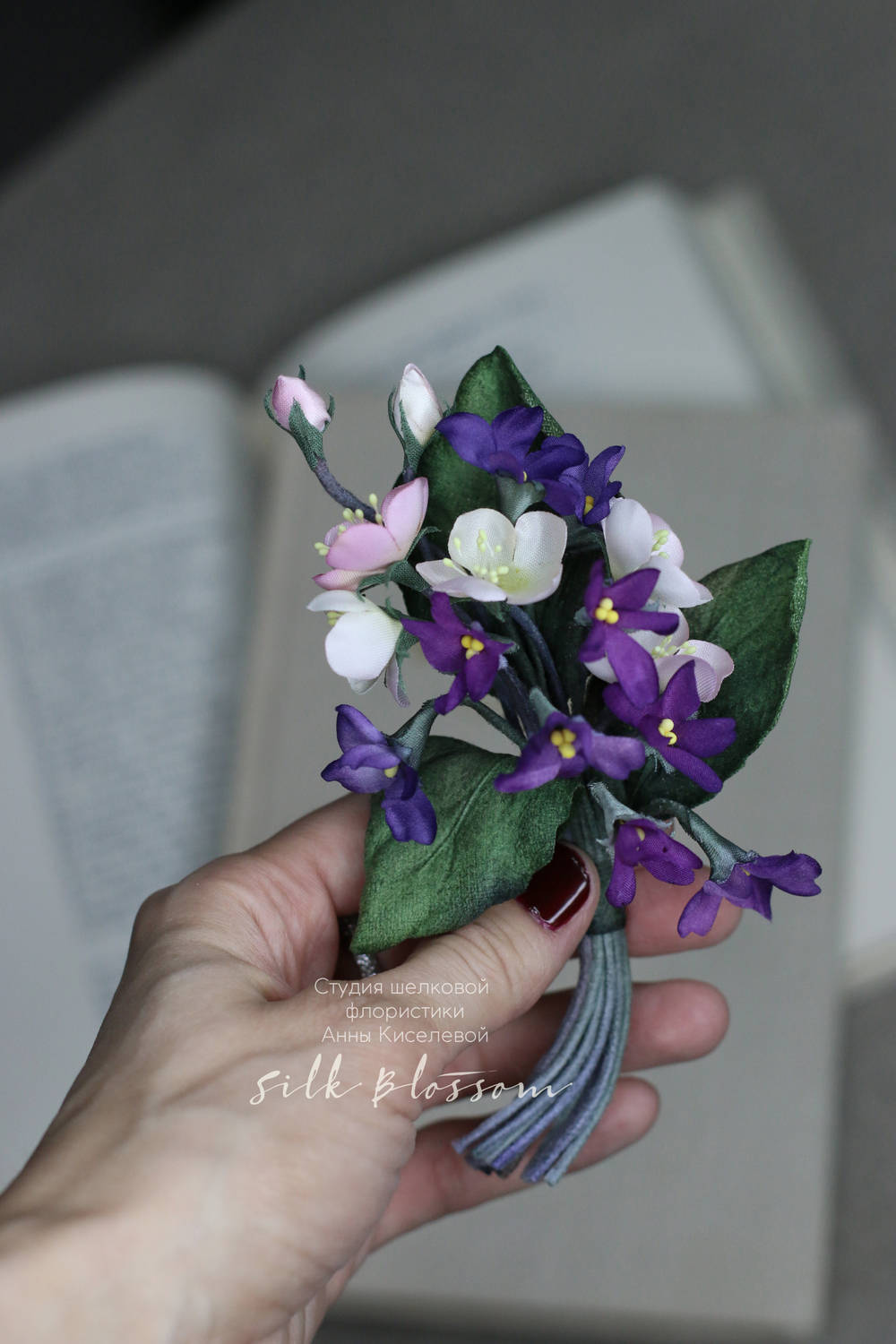 Бутоньерка с фиалками и цветами яблони