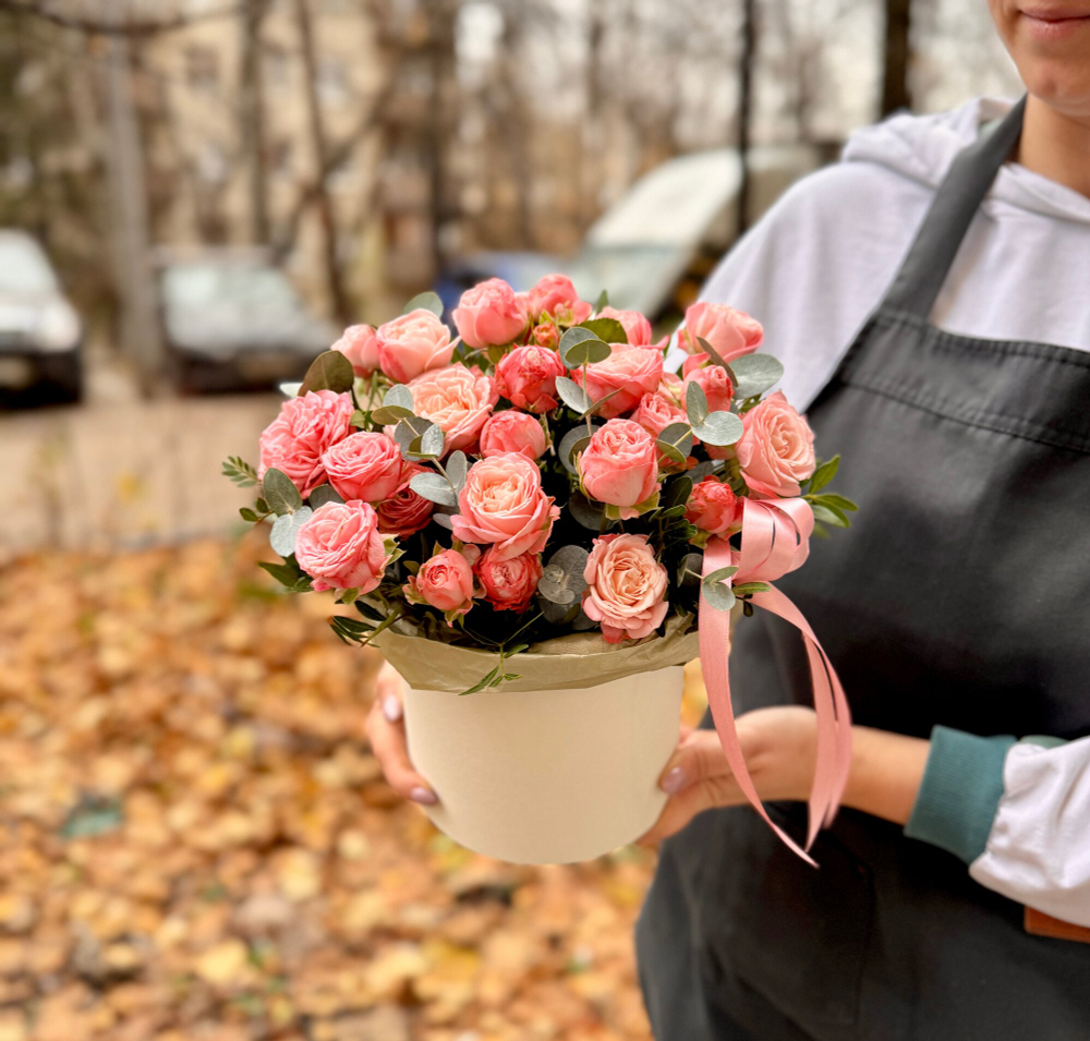 Композиция в коробке, кустовые розы премиум, эвкалипт,5шт.