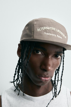 ZARA КЕПКА С ПЛОСКИМ КОЗЫРЬКОМ И ВЫШИВКОЙ, СЕРО-КОРИЧНЕВЫЙ