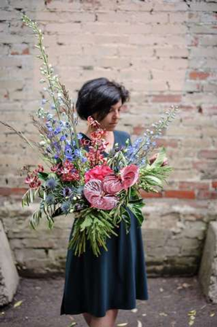 Авторский букет с дельфиниумом, лилией и антуриумом