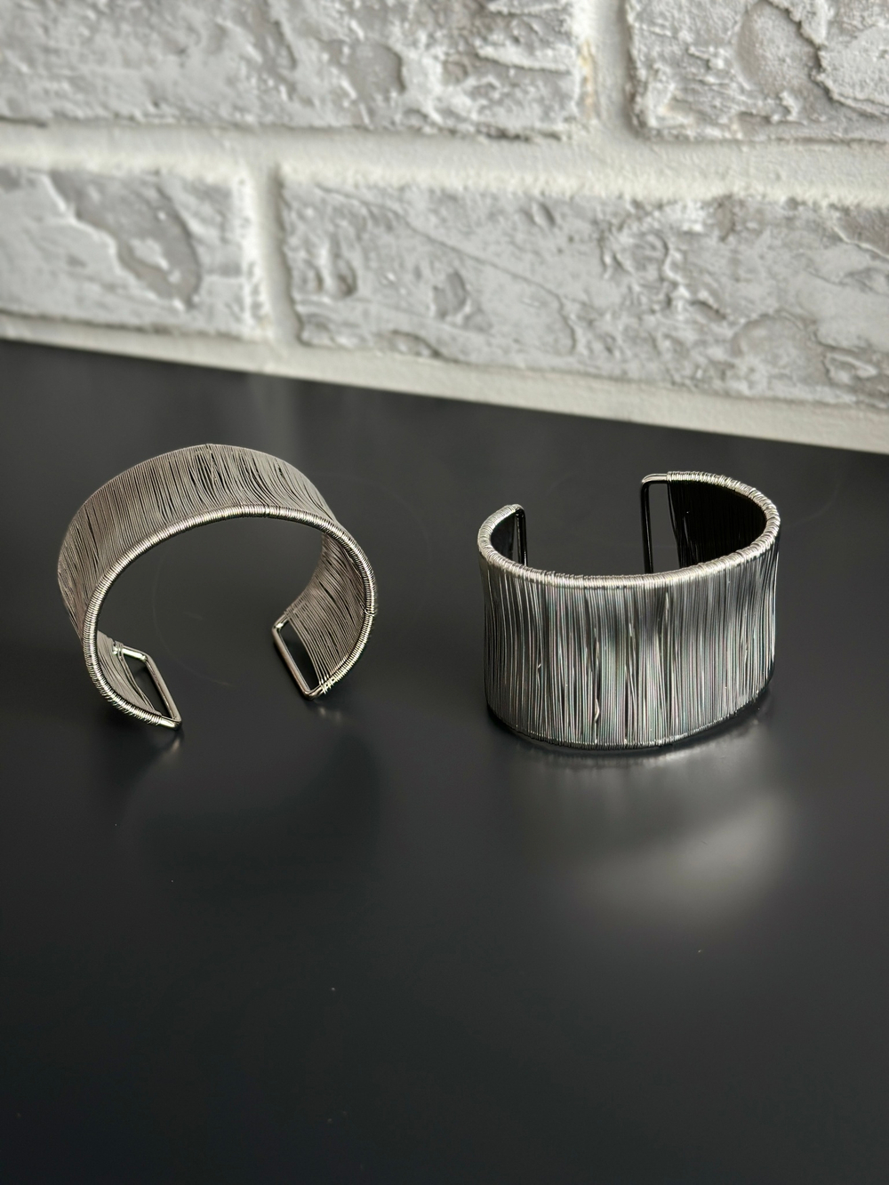 Браслет жесткий гладкий безразмерный, оттенок серебро