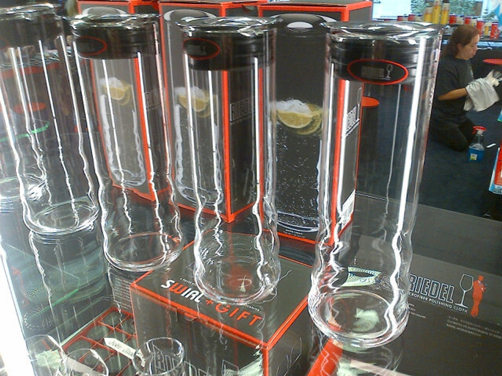 Декантер для воды 1050 мл Riedel Water Carafe на производстве