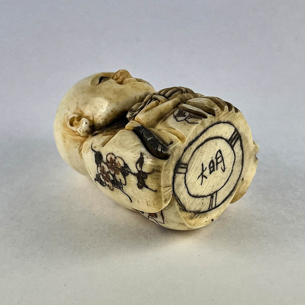 Статуэтка нэцкэ Ребенок Карако с кузовком рыбы