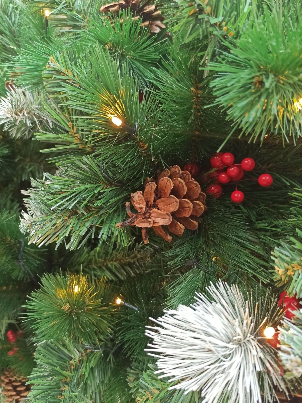 Заснеженная елка с гирляндой «Очарование» с шишками и ягодами (леска+пвх) от 1,8 м до 2,4 м