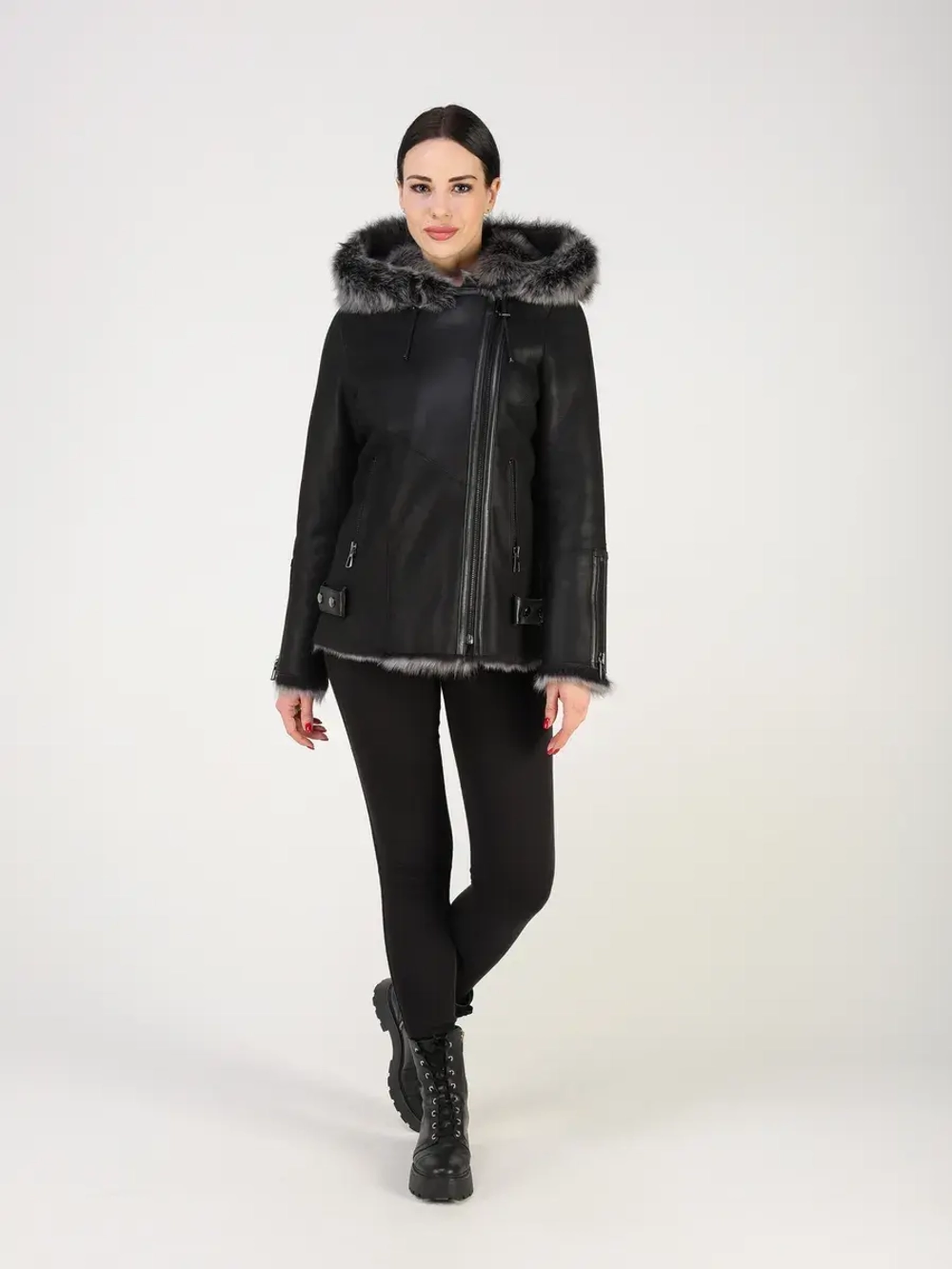 Дубленка зимняя натуральная с капюшоном короткая