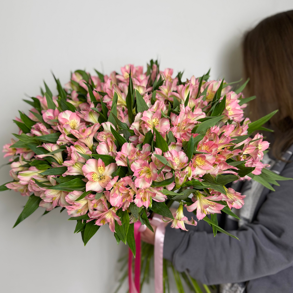 Букет с Альстромерией 35 штук