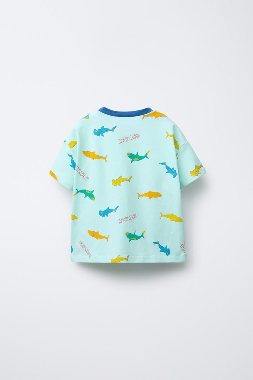 ZARA ПИЖАМА С ФУТБОЛКОЙ И ШОРТАМИ-БЕРМУДАМИ С ПРИНТОМ «АКУЛЫ», ГОЛУБОЙ