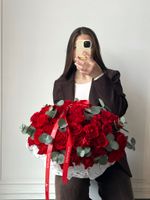 Цветочная корзина из красных кустовых роз и эвкалипта размер M