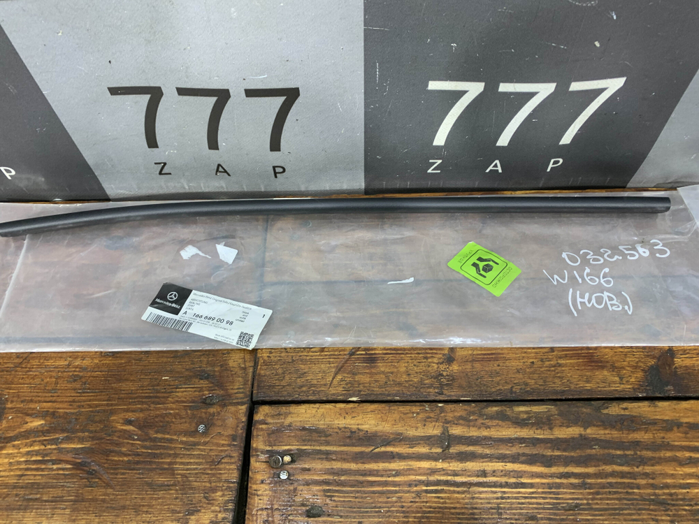 Уплотнитель радиатора верхний GL GLS (X166) Новый Оригинал A1666890098