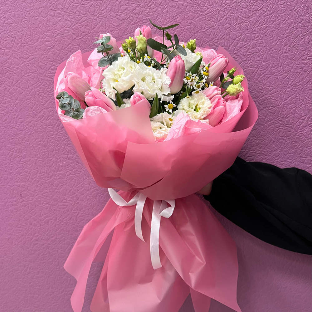 Весенний букет с тюльпанами в розовых оттенках