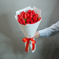Красные тюльпаны в белом оформлении