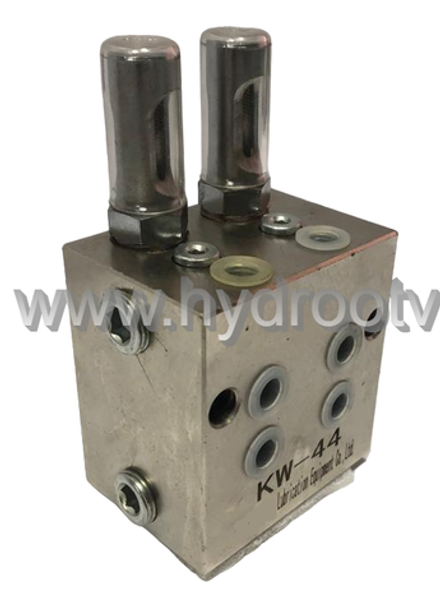 KW-44 - Питатель двухлинейный притычной с рабочим давлением 200 бар, количество выходов 4, максимальная доза 2,5 мл/цикл, с регулятором и индикатором