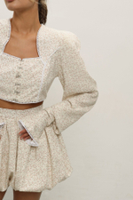 Укороченная блуза с бежевым цветочным принтом