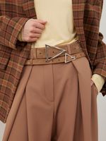 БАЗОВЫЙ РЕМЕНЬ С ТРЕУГОЛЬНОЙ ПРЯЖКОЙ ЗАМША КАПУЧИНО