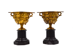 Пара бронзовых скифосов с растительным орнаментом на постаменте из черного мрамора.