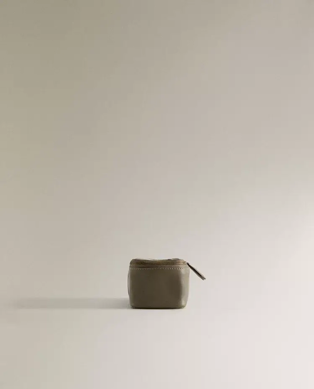 ZARA HOME МАЛЕНЬКИЙ КОЖАНЫЙ НЕСЕССЕР, ХАКИ