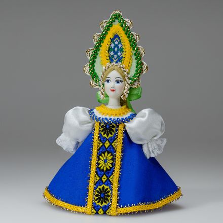 Малая подвесная кукла в высоком кокошнике