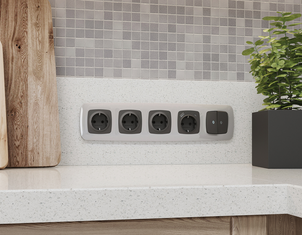 OP9100 Лицевая панель OMEGA (Графит Мягкое касание) для электрической розетки с/з со шторками 2USB A+C QUANT