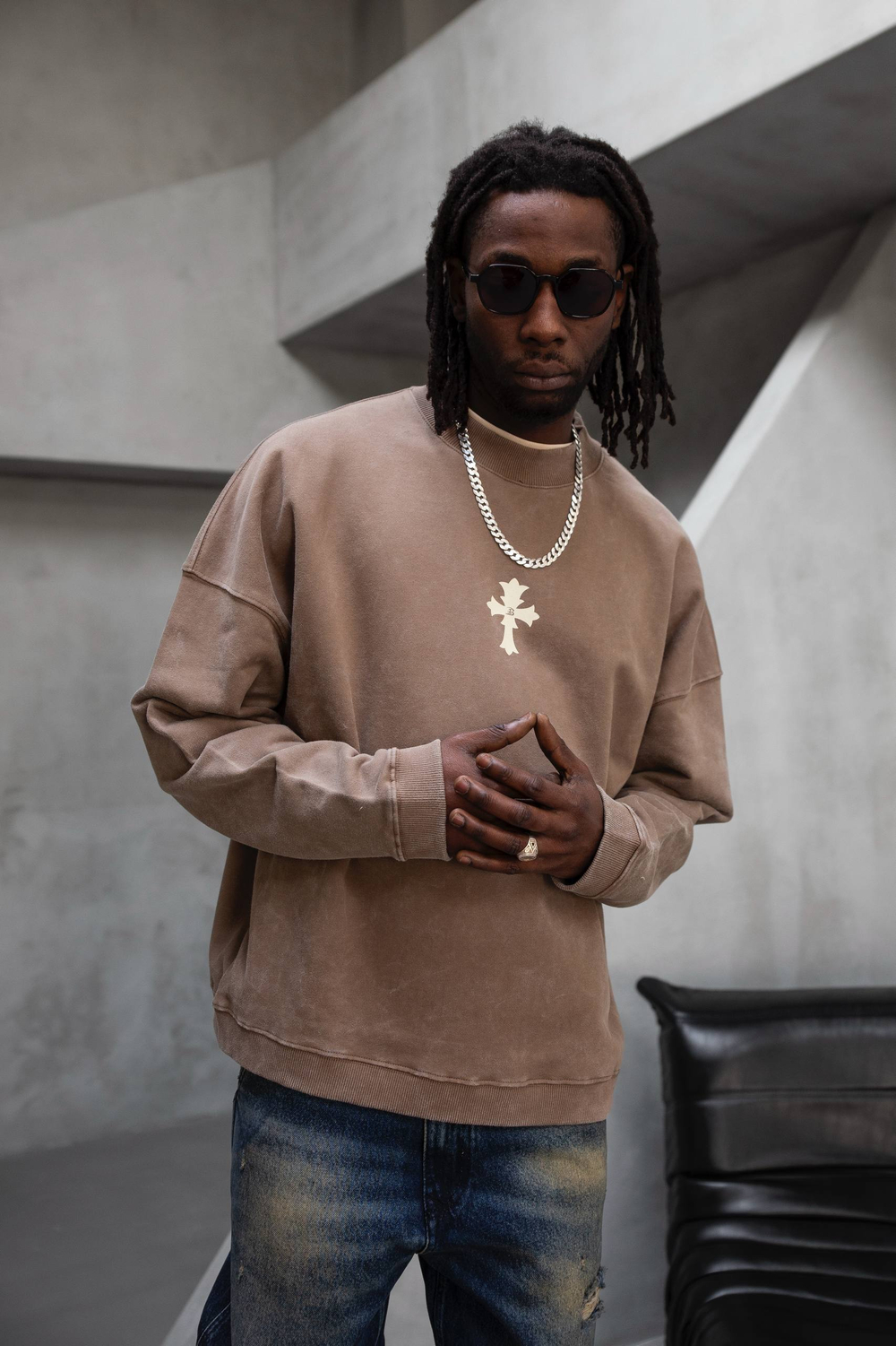 Свитшот оверсайз с нашивкой