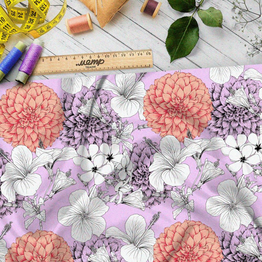 Ткань флис белые петуньи и коралловые хризантемы на розовом фоне
