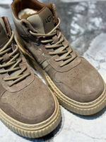 UGG