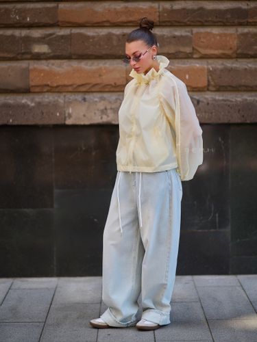 Светло-желтая ветровка с акцентным воротником