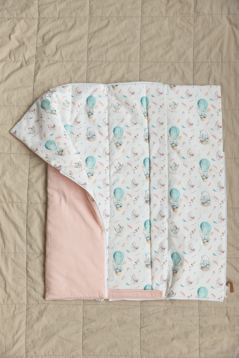 Комплект на выписку Зайчики на воздушных шарах (пудра)/Розовый (3 предмета)