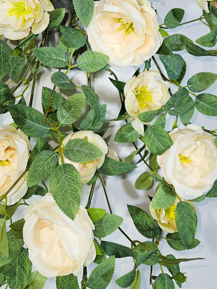 Искусственные цветы Камелия кремовая в настенном кашпо