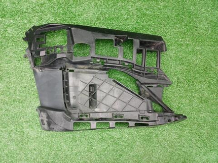 Кронштейн переднего бампера RH BMW 7er G11 (19-22)