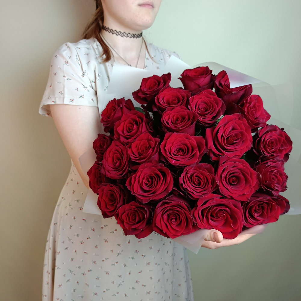 Букет из красных роз в матовой пленке 25 штук