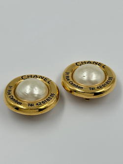 Клипсы с «жемчугом» Chanel