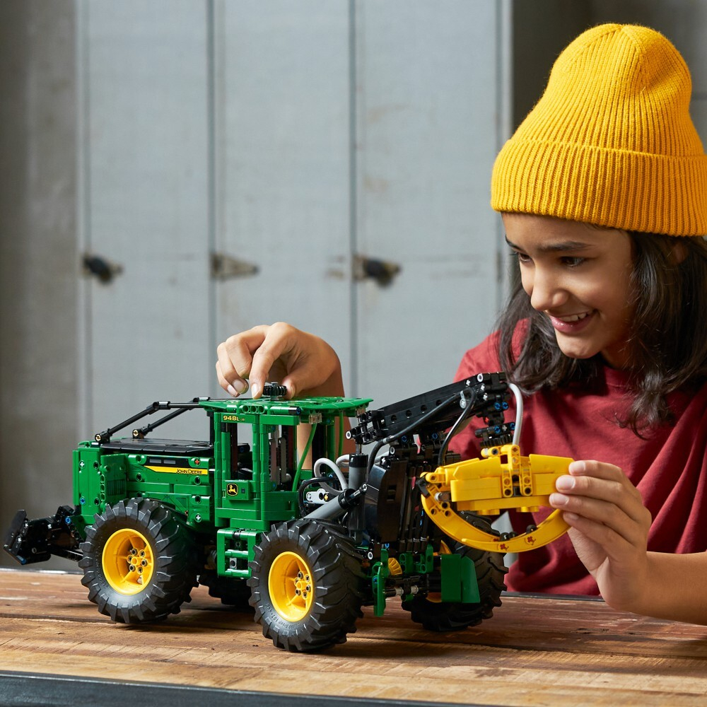 LEGO Technic - Трелевочный трактор John Deere 948L-II 42157