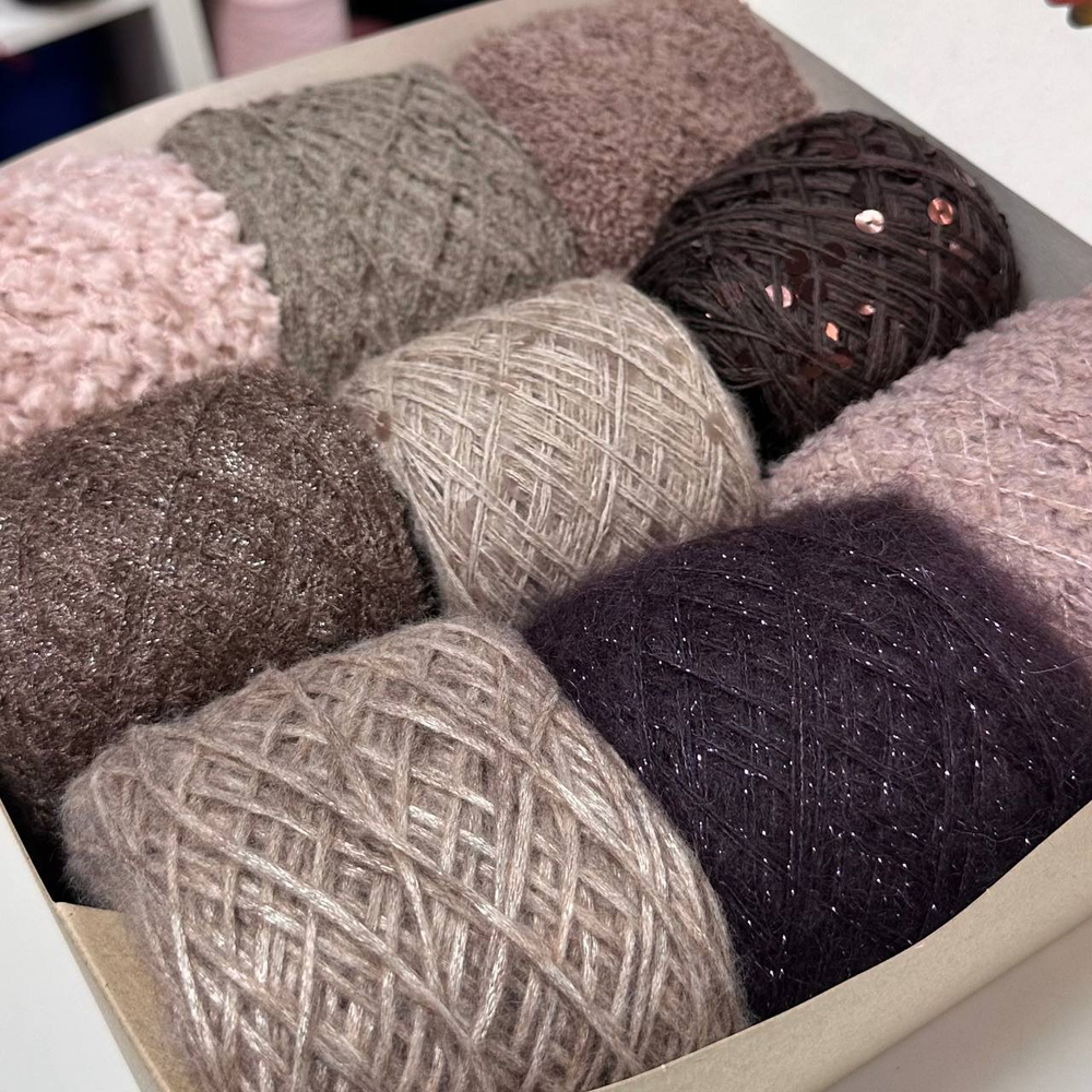 Набор итальянской фантазийной пряжи для джемпера "КАПРИЗ"; Состав: кидмохер, меринос, альпака, хлопок, люрекс, пайетки. Общий вес: 560 гр