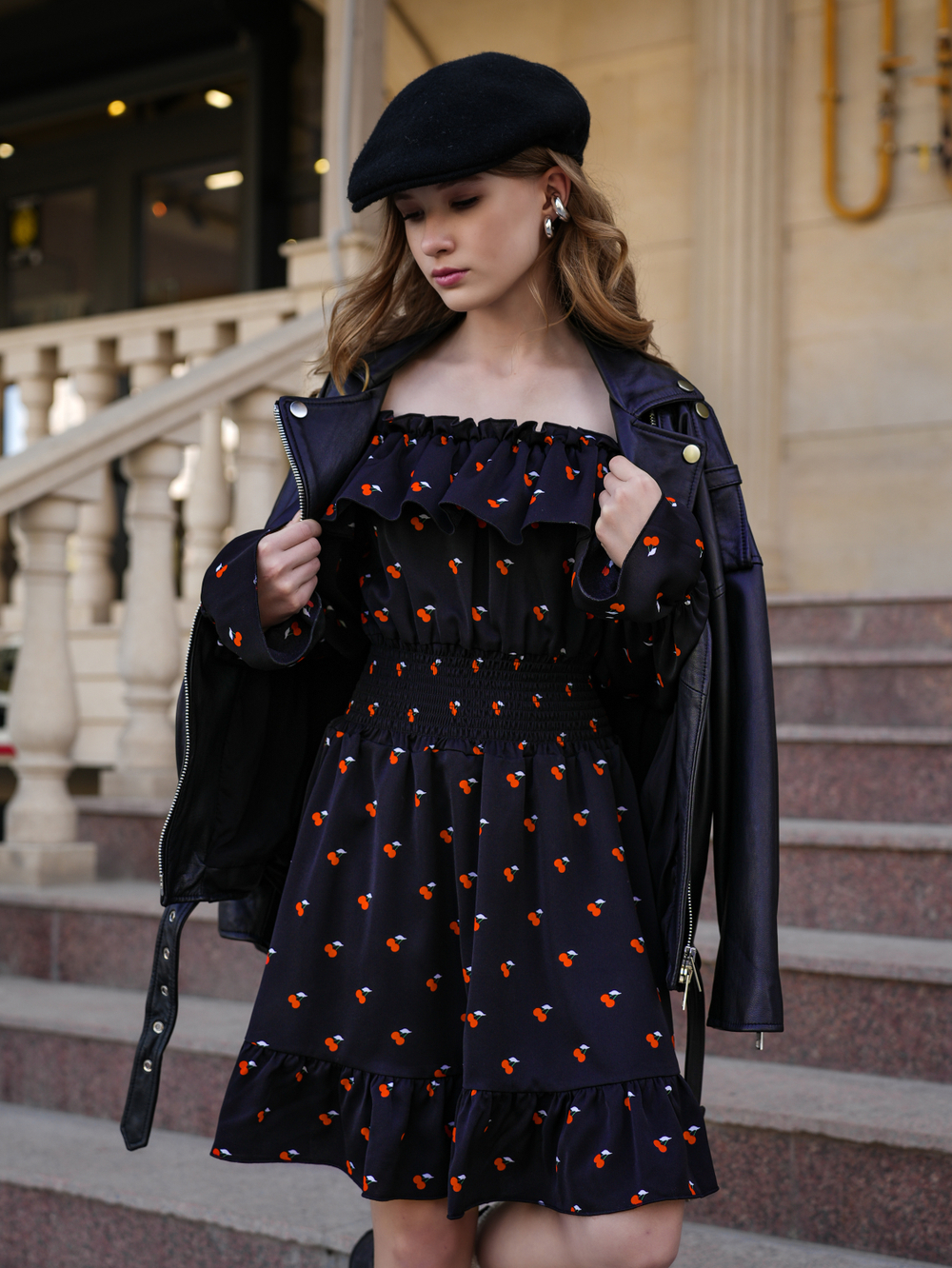 Платье для девочки нарядное с вишнями чёрное