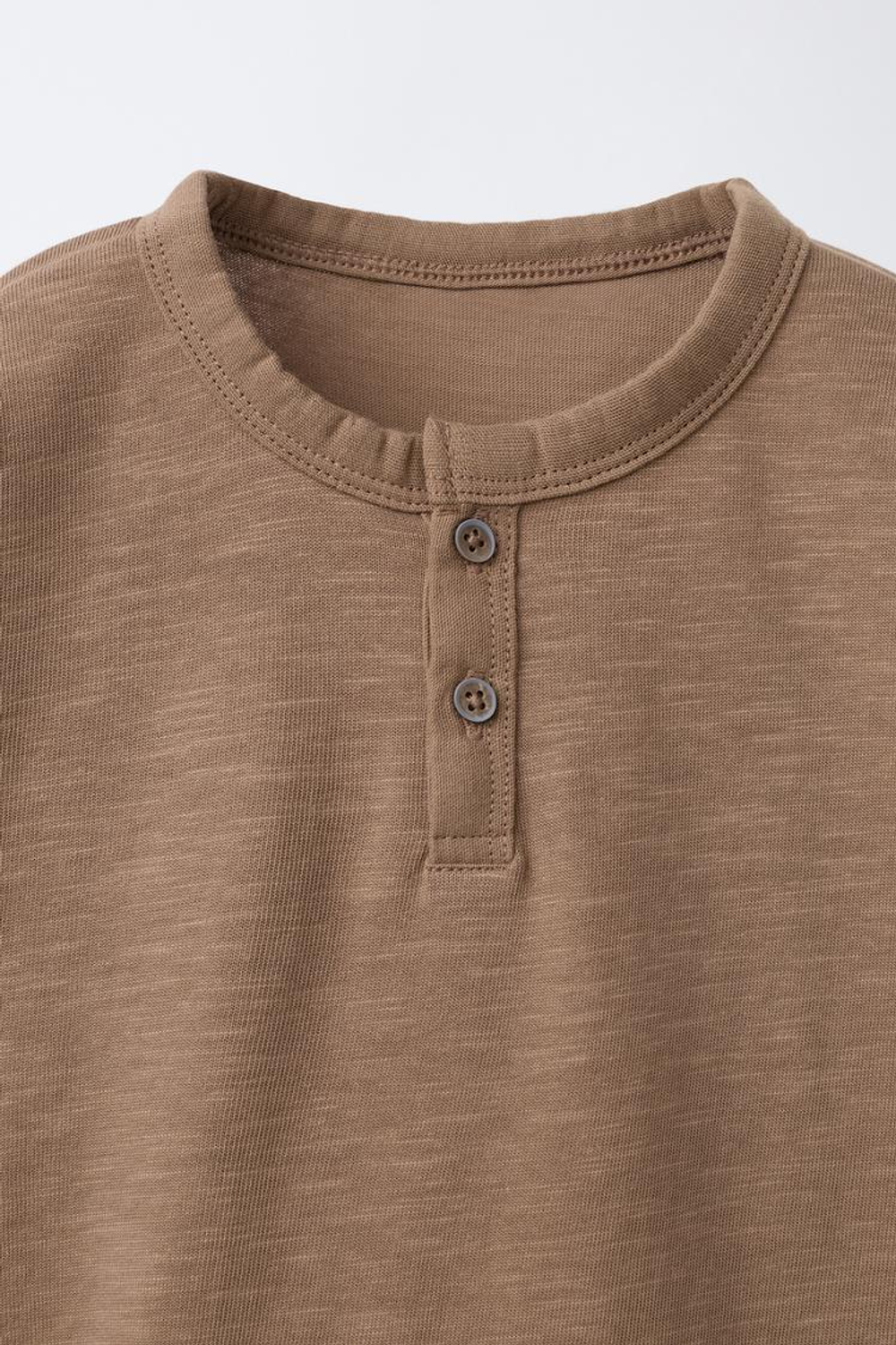 ZARA БАЗОВАЯ ФУТБОЛКА С ПУГОВИЦАМИ, КОРИЧНЕВЫЙ