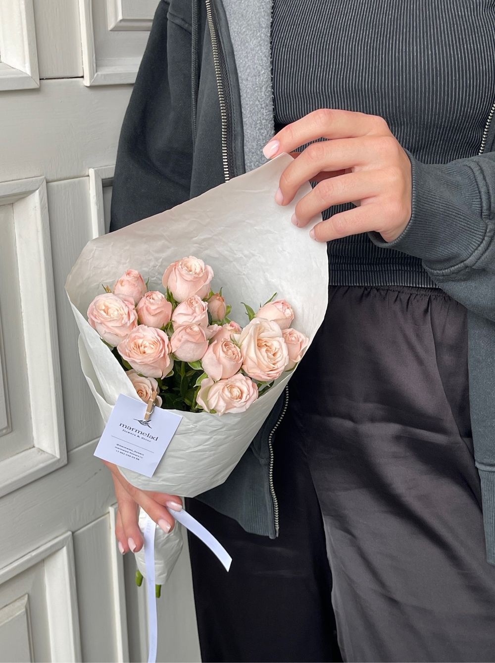 Кулек из кустовой пионовидной розы