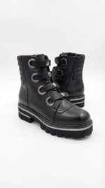 Ботинки с заклепками