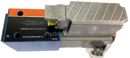4WRPEH10C4B50L-2X/G24K0/F1M - Сервораспределитель Ду10 с обратной связью по положению золотника и встроенным усилителем (OBE), номинальный расход 50 л/мин, характеристика L - линейная, схема C4, сигнал управления F1 = 4...20 mA