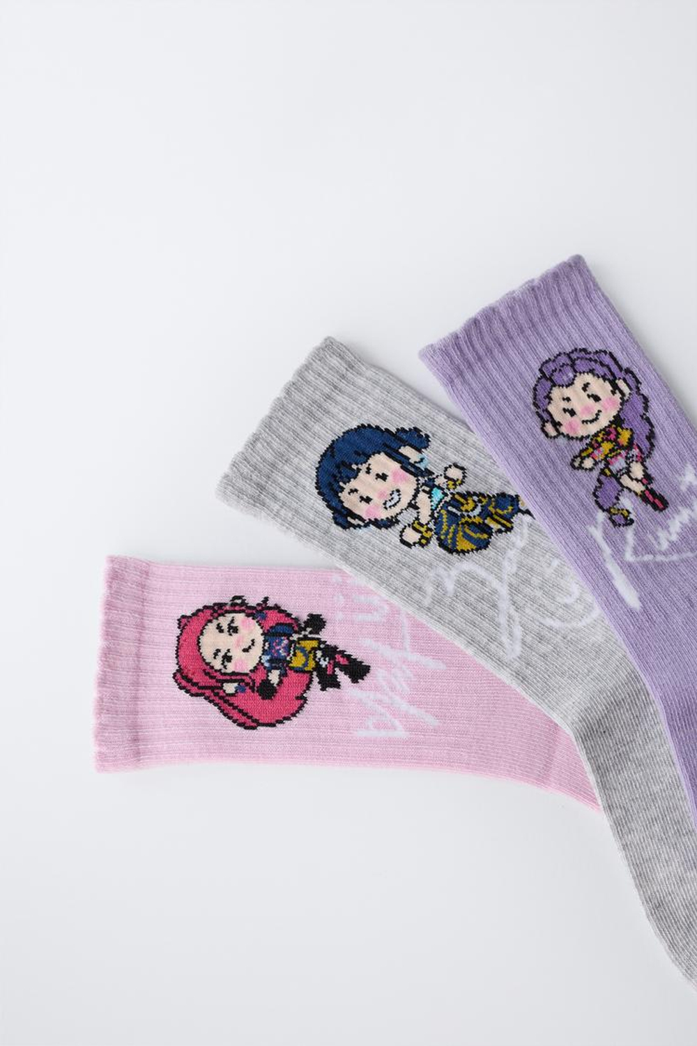 ZARA НАБОР ИЗ ТРЕХ ПАР НОСКОВ СРЕДНЕЙ ДЛИНЫ KPOP DEMON HUNTERS™ NETFLIX ©, ЦВЕТ МАЛЬВЫ