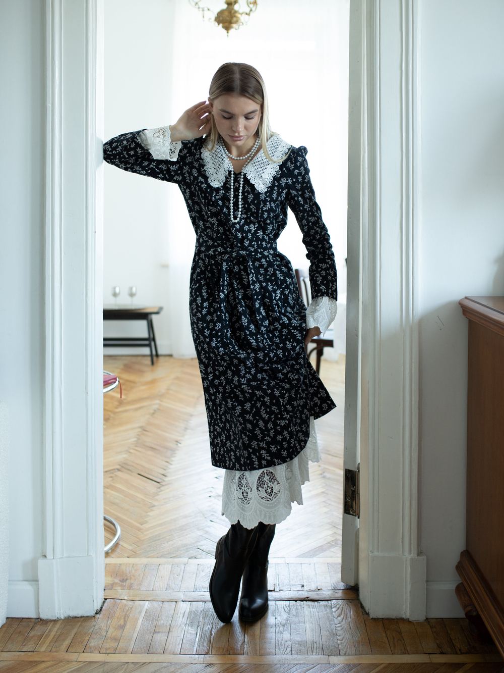 Платье с кружевным воротником