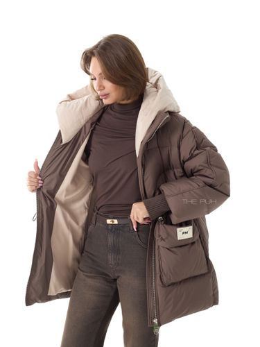 Удлиненный коричневый пуховик с контрастным капюшоном